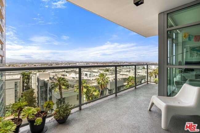 Building Photo - 13650 Marina Pointe Dr