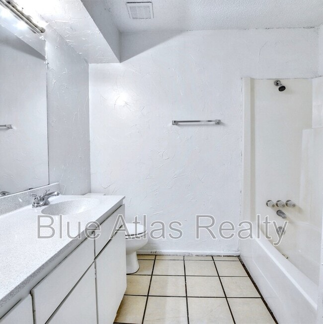 Building Photo - 1705 La Salle Dr