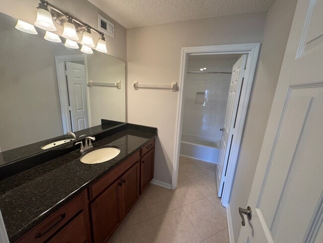 Building Photo - Spacious Two Bedroom Two Bath Condo in Pon...