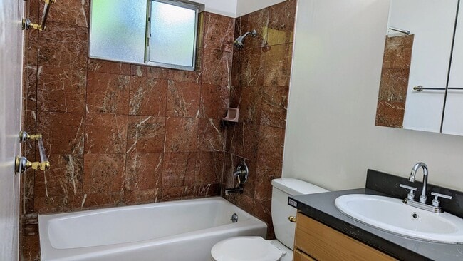 Building Photo - Spacious 4Bed/3Bath House Home in El Cerrito!