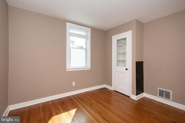 Building Photo - 732 N Tyson Ave