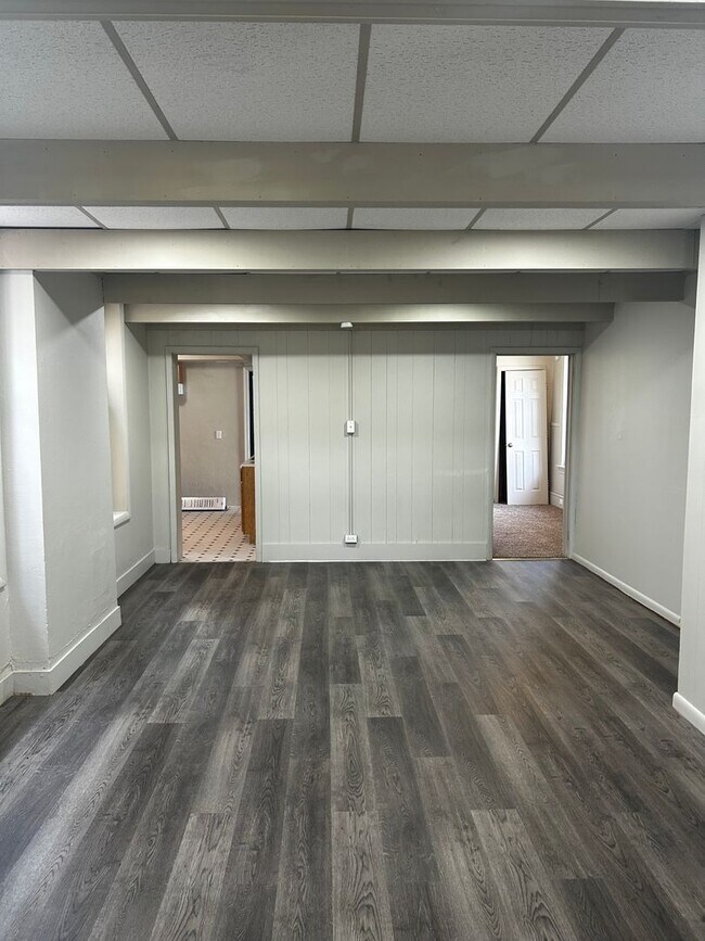 Building Photo - 1st floor Apt, 2b/1B- Available for immedi...