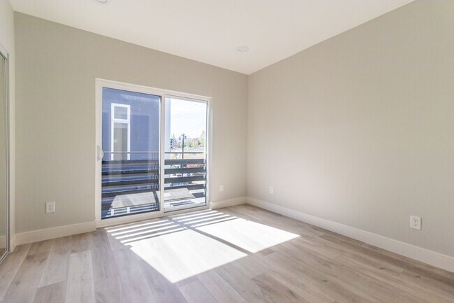 Building Photo - 5132 Riverton Ave