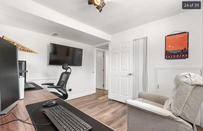 Building Photo - 6604 S Dahlia Cir