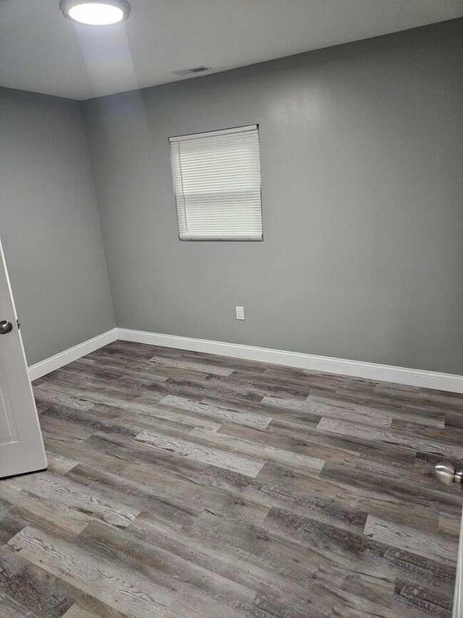 Building Photo - Beautifully rehabbed home