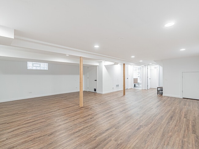 Building Photo - 7107 N Melvina Ave