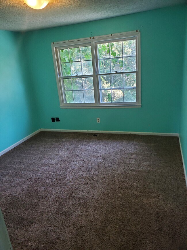 Building Photo - 1925 Heatherwood Dr