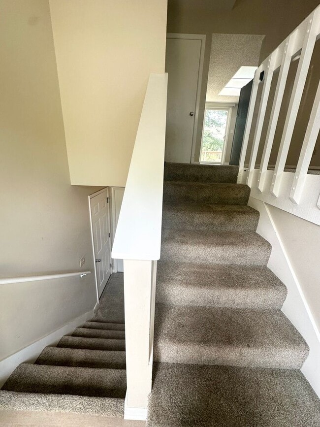 Building Photo - ***Available Immediately***Remodeled 4 Bedroom / 1.5 Bath Duplex