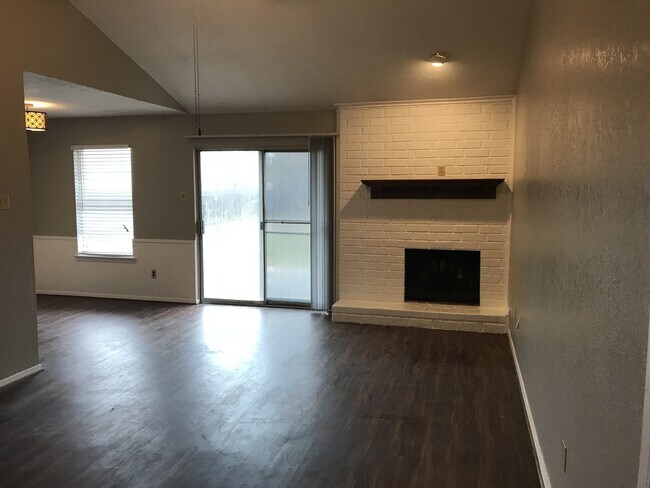 Building Photo - Single Family Home *LEASING SPECIAL AVAILABLE*