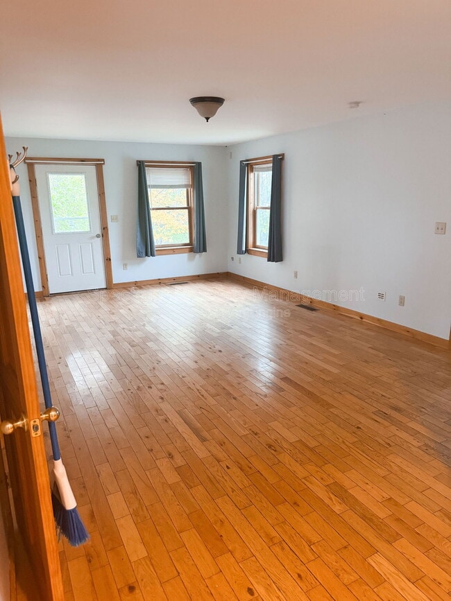 Building Photo - 167 Main St