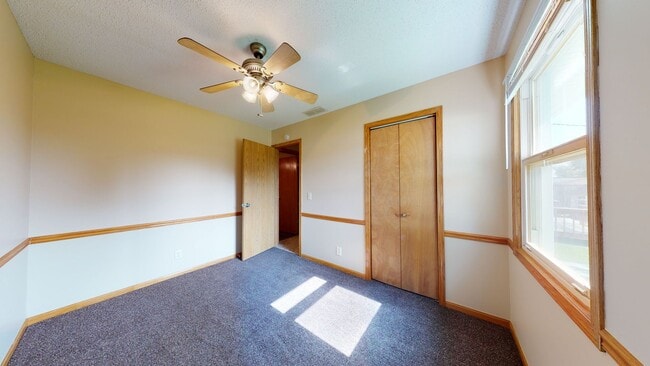 Building Photo - 3 Bedroom, 1.5 Bathroom House