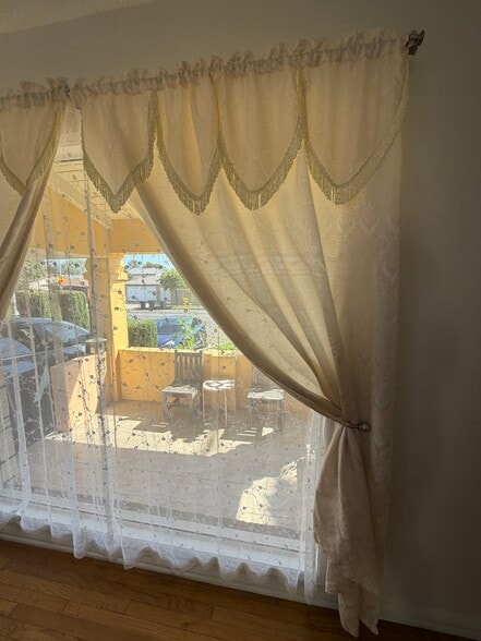 Building Photo - 11021 S Hoover St