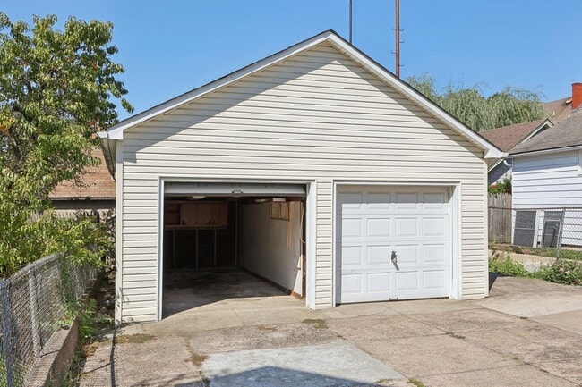 Building Photo - 153 Banta Ave