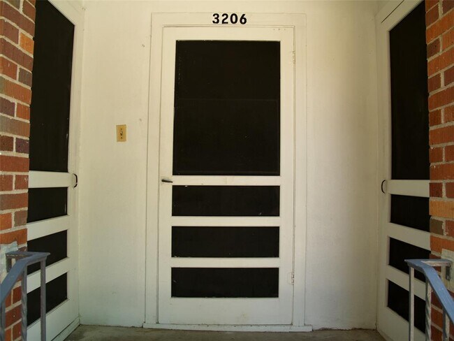 Building Photo - 3206 Tom Green St