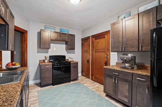 Building Photo - Rare 2 bedroom Lower