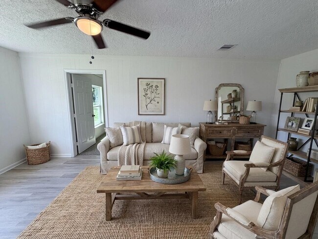 Building Photo - 404 Elaine St