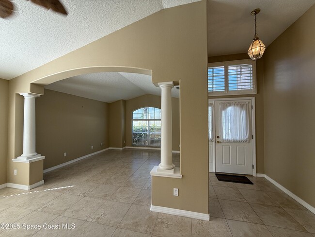 Building Photo - 1634 Sun Gazer Dr