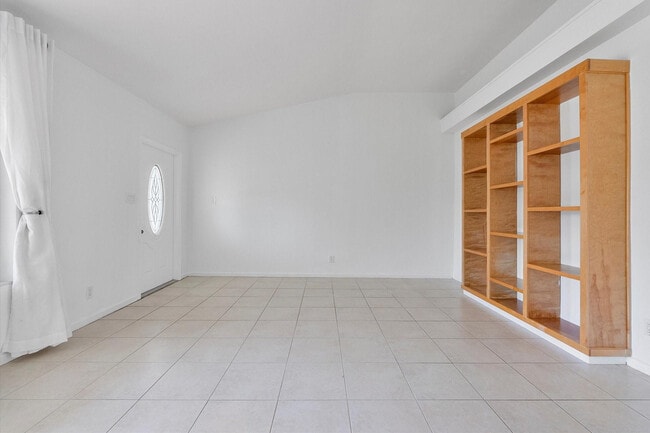 Building Photo - 1353 SE 7th Ct