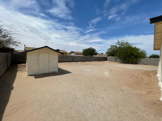 Building Photo - 3 BEDROOM HOME ON HUGE LOT WITH SOLAR  INCLUDED!