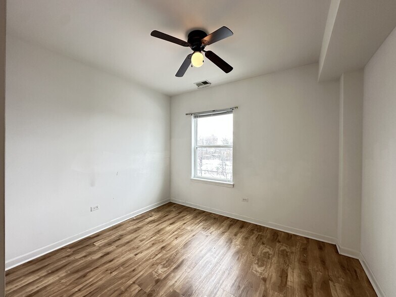 Building Photo - 1544 W Glenlake Ave