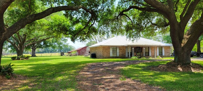 Building Photo - Home on 1 acre