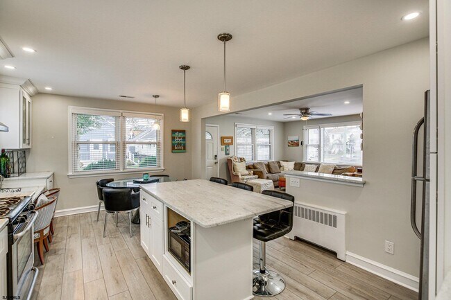 Building Photo - 200 N Essex Ave