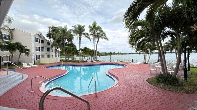 Building Photo - 2803 N Oakland Forest Dr