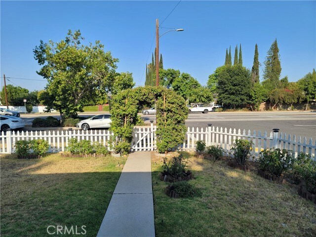 Building Photo - 6121 White Oak Ave