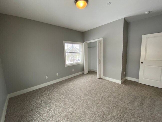 Building Photo - 2869 Knapp St NE