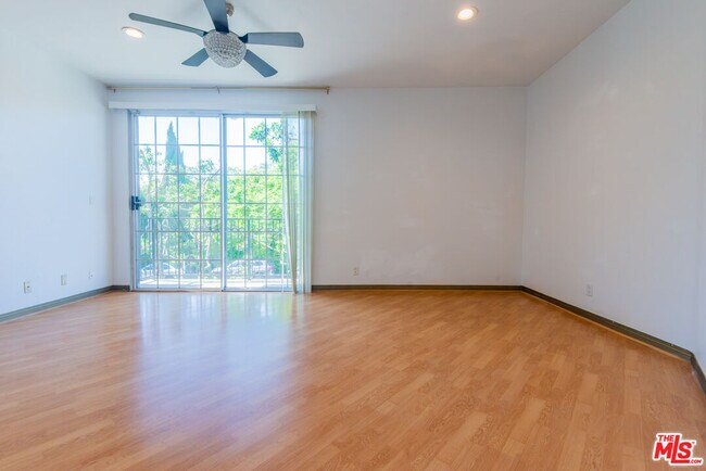 Building Photo - 458 N Oakhurst Dr