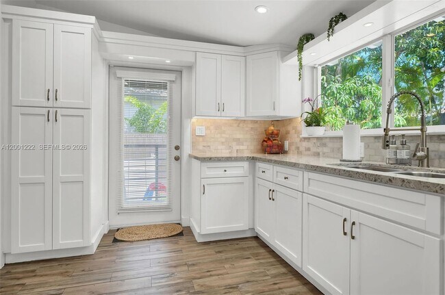 Building Photo - 2311 SW 9th Ave