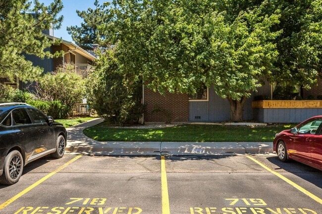 Building Photo - 2800 Kalmia Ave