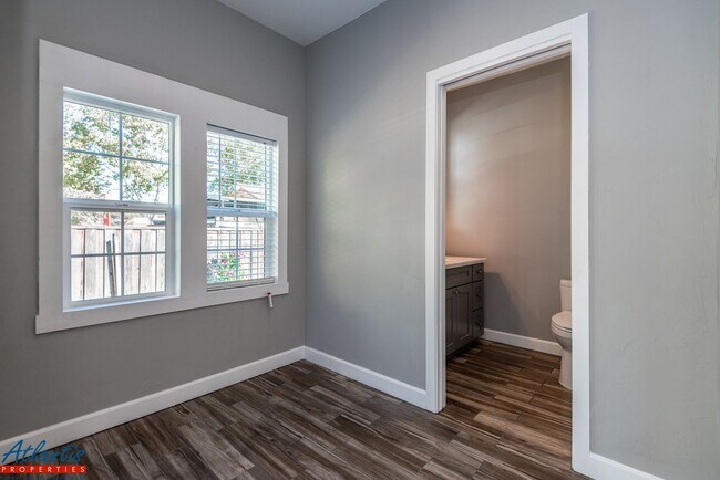 Building Photo - (Lease-up Only) Thirteenth St N 855