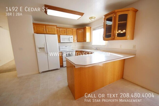 Building Photo - Beautiful Home Available in Central Pocate...