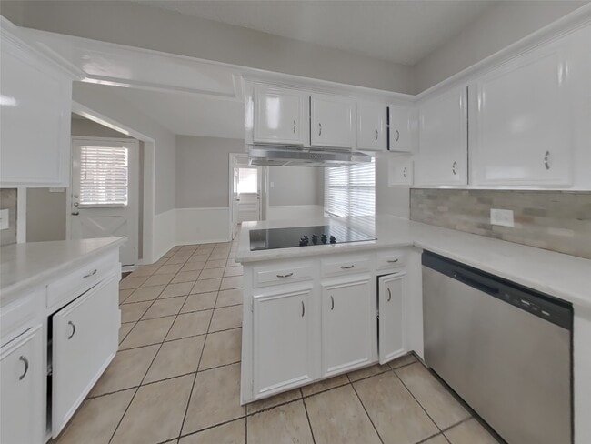 Building Photo - 5523 Foresthaven Dr