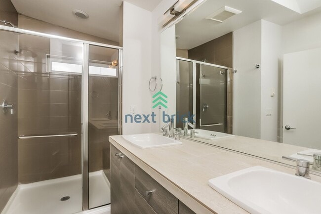 Building Photo - A beautiful 3 bed and 2 bathroom house for rent