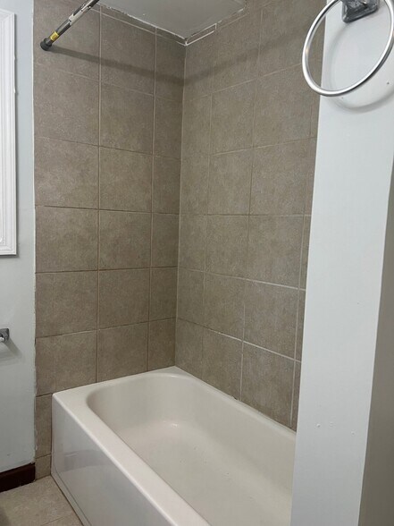 Building Photo - 305 W Oak St