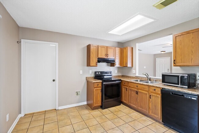 Building Photo - 2 Bedroom/ 1 Bath Bridgewood Subdivision