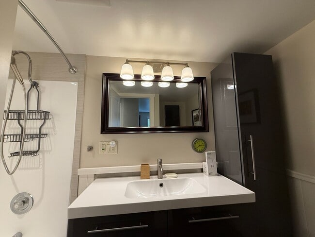 Building Photo - Fully Furnished 2 Bed 2 Bath Condo with Private Patio, 2 Gated Parking Spaces, Pool and Gym