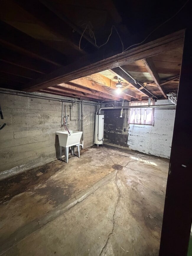 Building Photo - Adorable House with Large Yard, 1.2 Miles from Oregon Tech and Sky Lakes Medical Center!