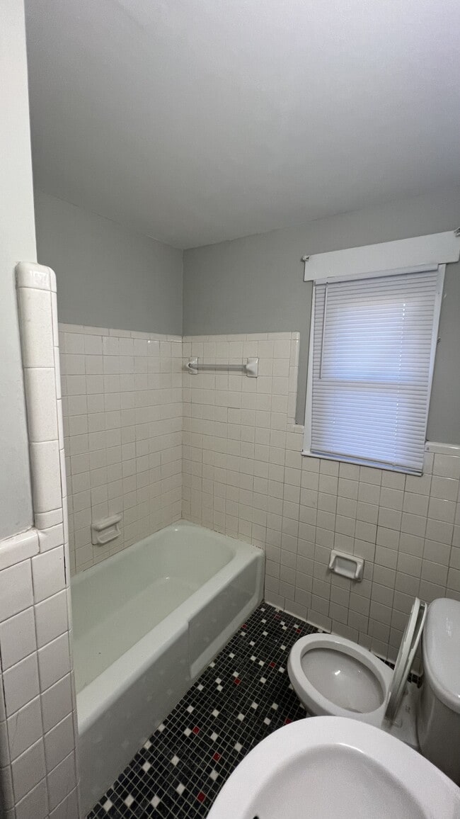 Building Photo - 1053 Rulnick St