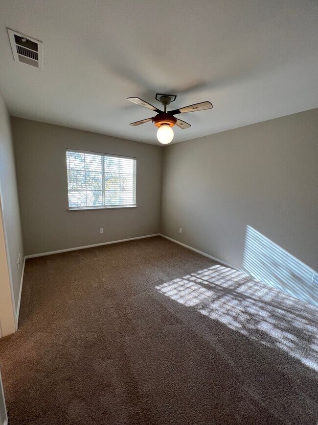 Building Photo - 4 Bedroom with Bedroom Downstairs, Pool, O...