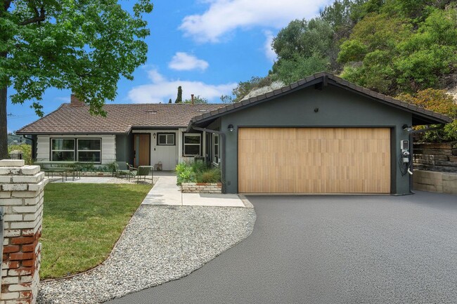 Building Photo - 1741 Golf Club Dr