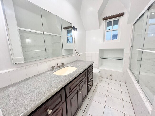 Building Photo - Charming Two Story Home in Belmont Shore near 2nd Street