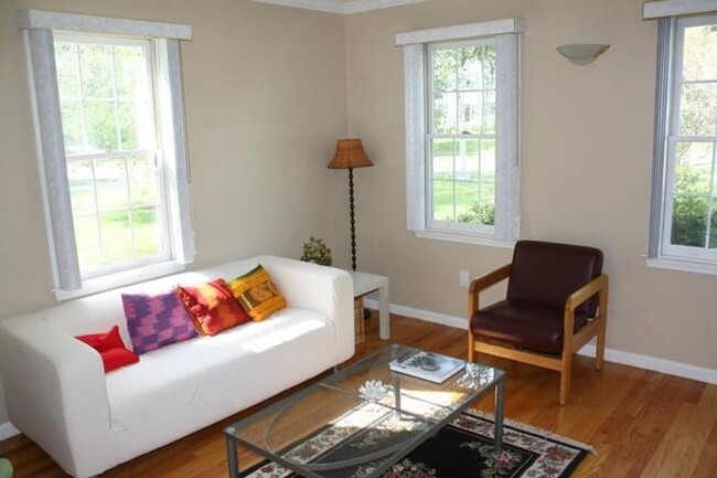 Building Photo - 3 Bedroom Single Family Home with Central A/C