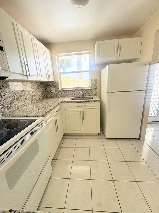 Building Photo - 8200 Sunrise Lakes Blvd