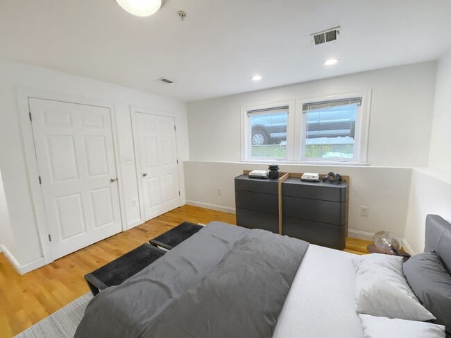 Building Photo - Stunning 4 bed 2 bath in beautiful Jamaica Plain