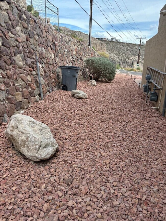 Building Photo - 311 Zenith Dr