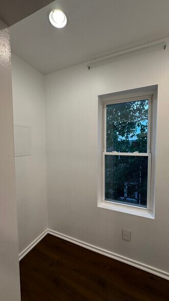 Building Photo - 548 S 54th St