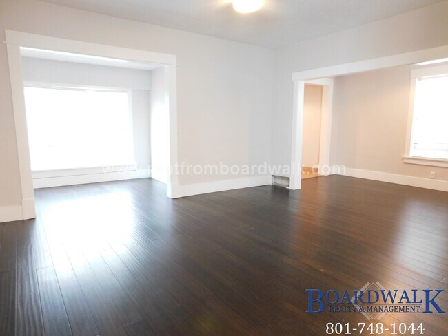 Building Photo - 657 Warnock Ave S